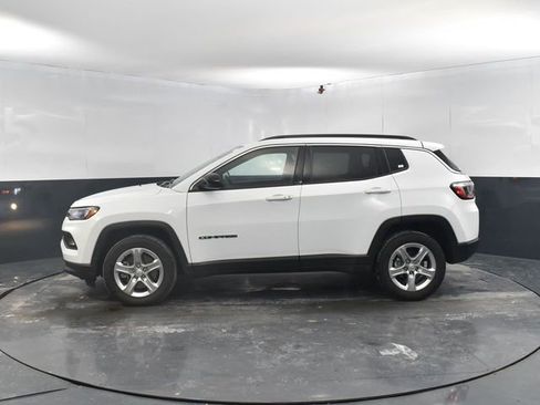 Used 2023 Jeep Compass Latitude image 5