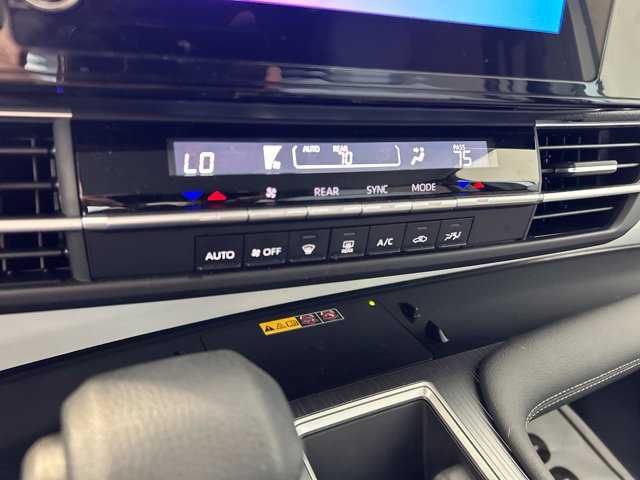 Used 2025 Toyota Sienna LE AWD/4WD image 18