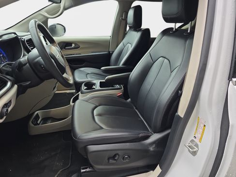 Used 2024 Chrysler Pacifica Touring-L FWD image 5