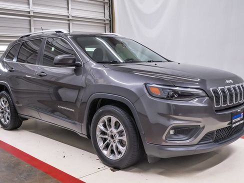 Used 2019 Jeep Cherokee Latitude Plus w/ Comfort/Convenience Group FWD image 5