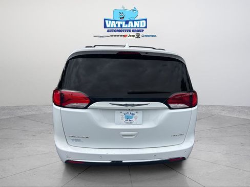 Used 2020 Chrysler Pacifica Limited w/ Tire & Wheel Group FWD image 8