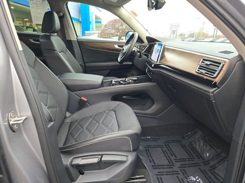 Used 2025 Volkswagen Atlas SE image 6