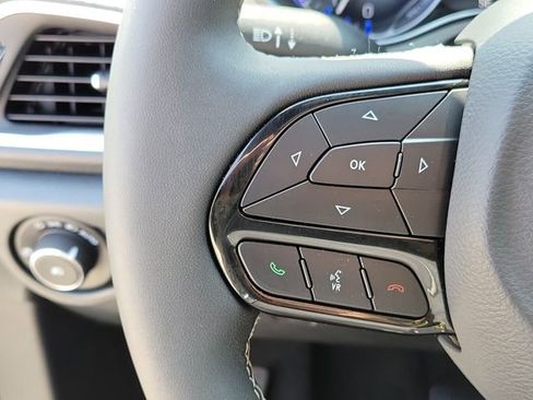 Used 2025 Chrysler Pacifica Limited FWD image 11