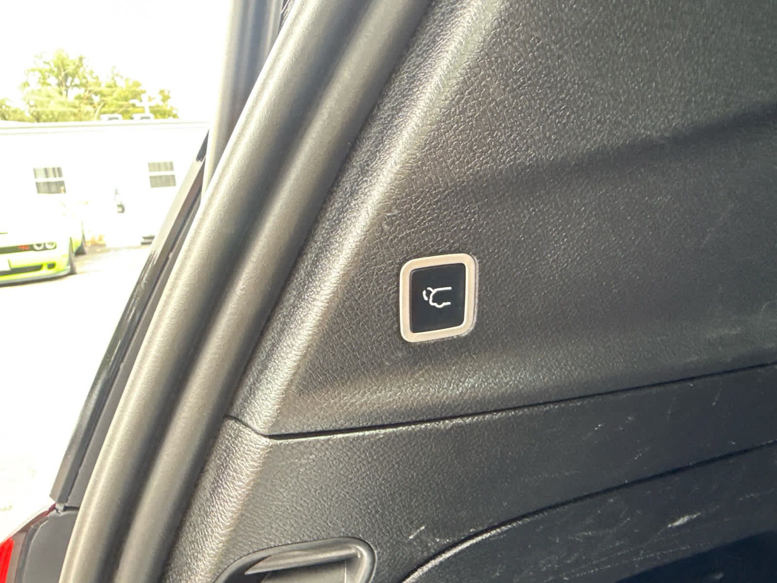 Used 2023 Chrysler Pacifica Touring FWD image 18