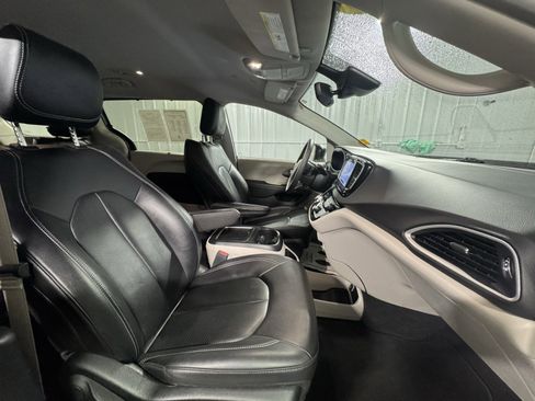 Used 2024 Chrysler Pacifica Touring-L image 22