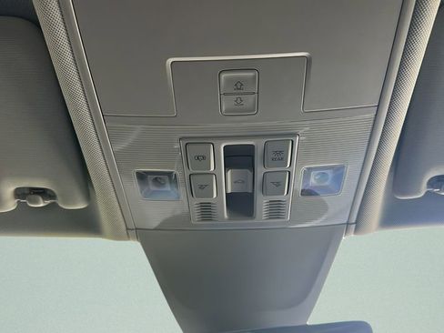 Used 2023 Volkswagen Tiguan SE w/ Panoramic Sunroof Package image 16