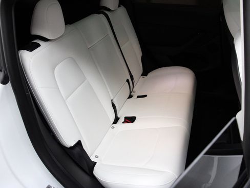 Used 2022 Tesla Model Y Long Range image 26