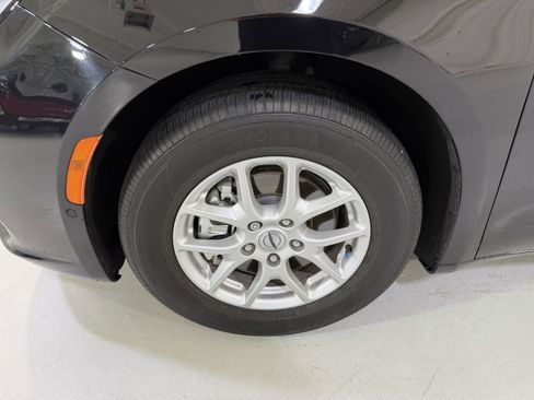 Used 2025 Chrysler Pacifica Select FWD image 14