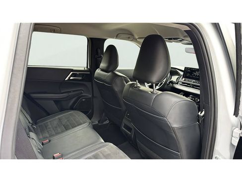 Used 2025 Mitsubishi Outlander SE FWD image 16