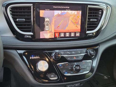 Used 2023 Chrysler Pacifica Touring-L w/ S Appearance Package image 10