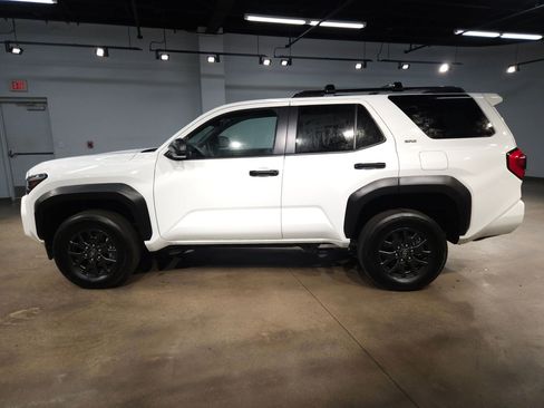 Certified 2025 Toyota 4Runner SR5 AWD/4WD image 4