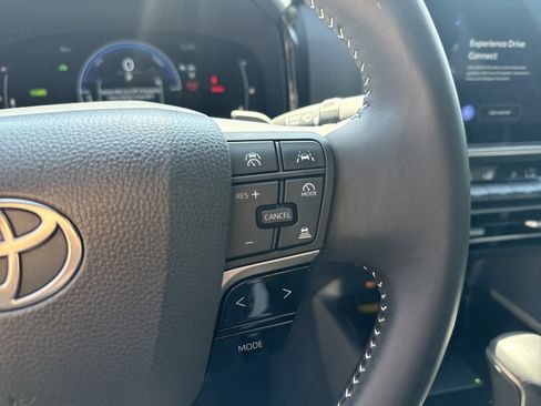 Used 2025 Toyota Camry SE w/ Convenience Package FWD image 25
