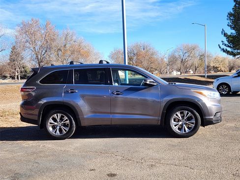 Used 2015 Toyota Highlander XLE image 2