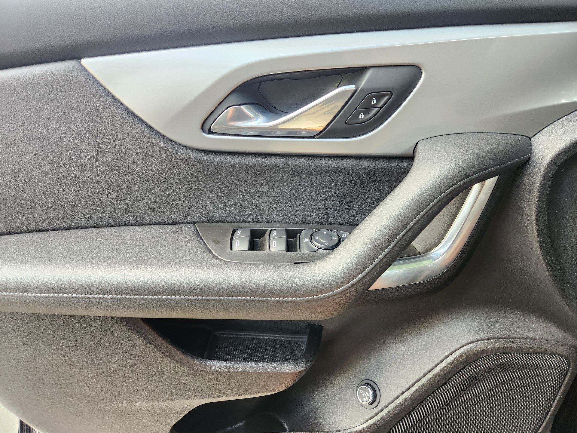 Used 2019 Chevrolet Blazer LT FWD image 23