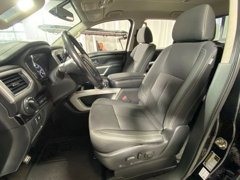 Used 2019 Nissan Titan SV w/ SV Convenience Package AWD/4WD image 17