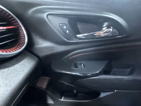 Used 2025 Chevrolet Trax RS w/ Sunroof Package image 35