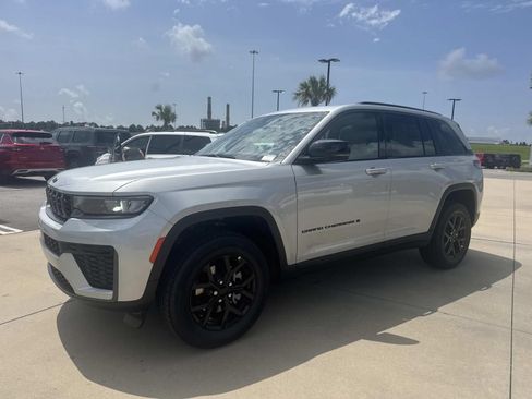 New 2026 Jeep Grand Cherokee Altitude RWD image 3