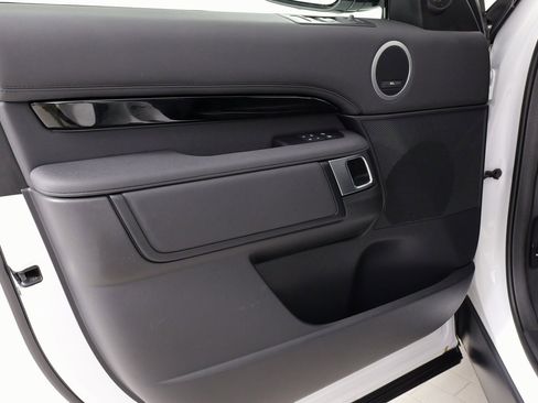 Used 2024 Land Rover Discovery S image 27