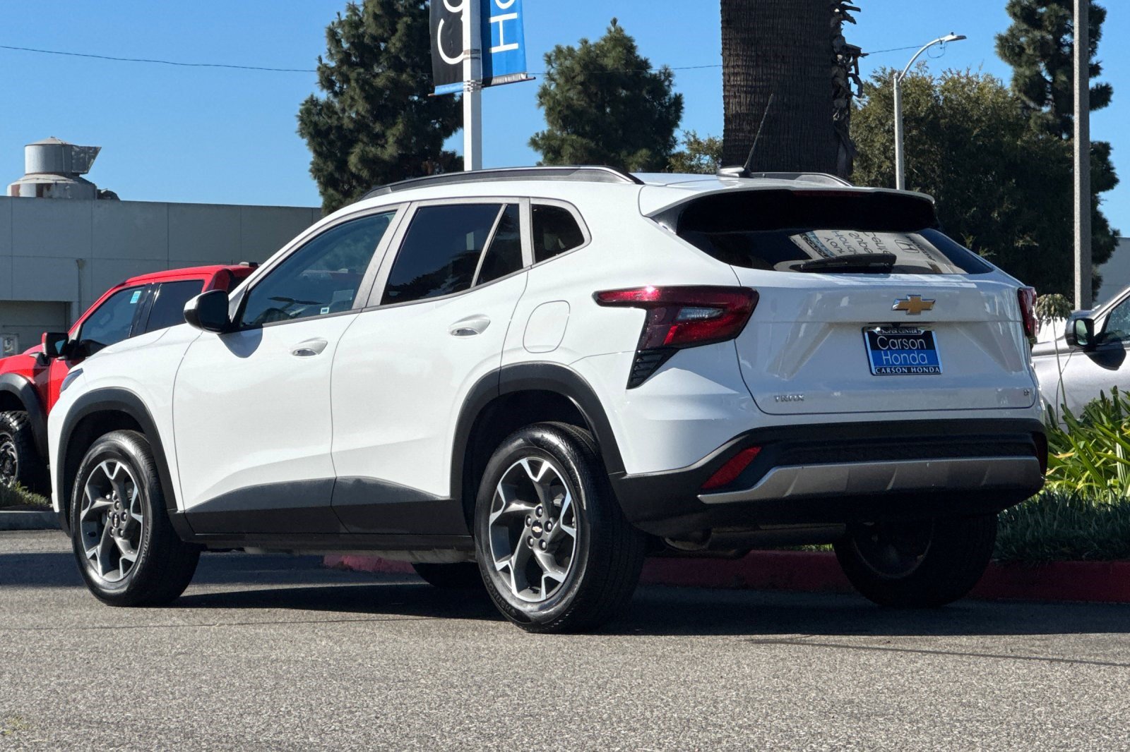 Used 2025 Chevrolet Trax LT FWD image 3