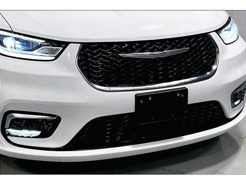 Used 2024 Chrysler Pacifica Touring-L image 30