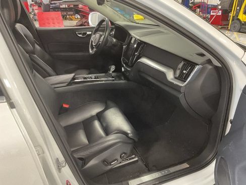 Used 2019 Volvo XC60 T5 Momentum w/ Multimedia Package AWD/4WD image 11