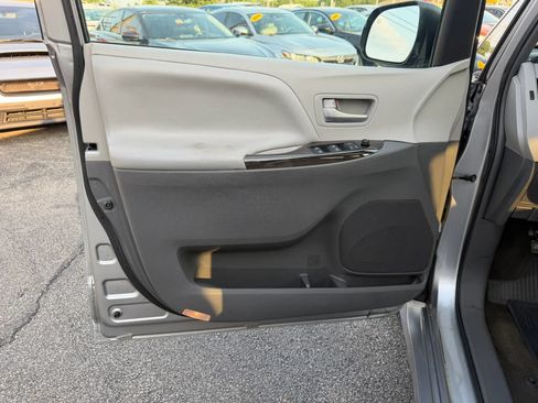 Used 2018 Toyota Sienna XLE FWD image 10