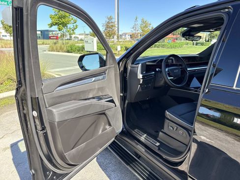 Used 2025 Cadillac Escalade ESV Sport image 19