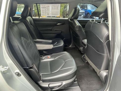 Used 2021 Toyota Highlander XLE AWD/4WD image 23