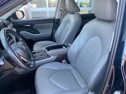 Used 2022 Toyota Highlander XLE AWD/4WD image 9