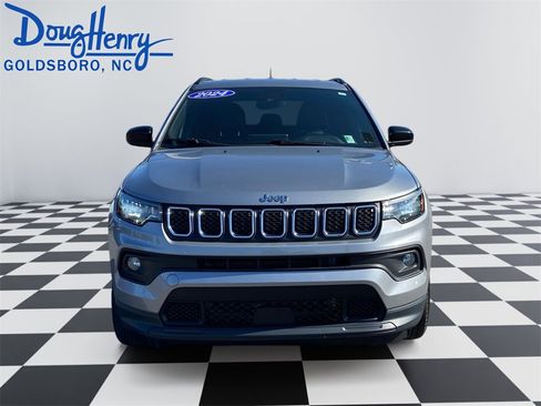 Used 2024 Jeep Compass Latitude image 8