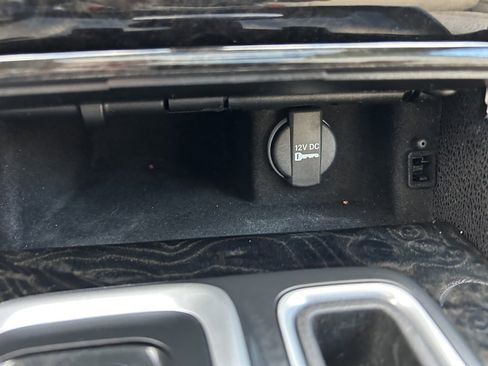 Used 2016 Chrysler 300 C image 36