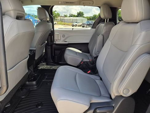 Used 2026 Toyota Sienna XLE FWD image 14
