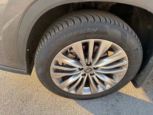 Used 2024 Toyota Highlander Platinum image 11