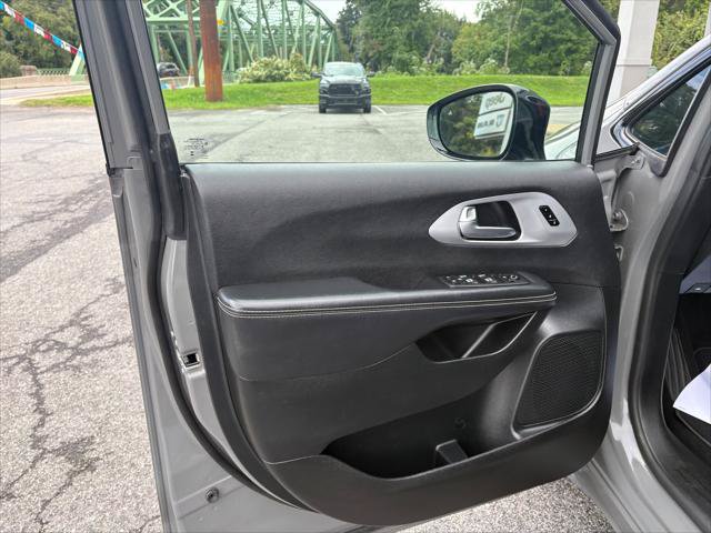 Certified 2025 Chrysler Pacifica Limited FWD image 16