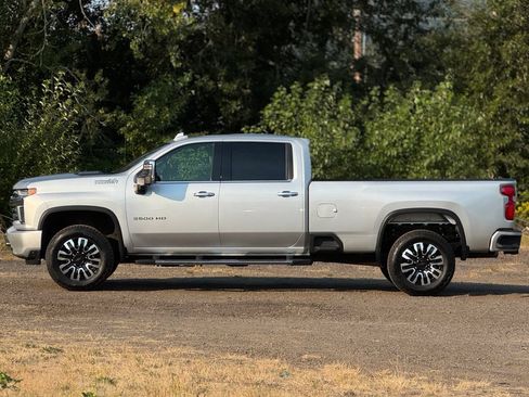 Used 2022 Chevrolet Silverado 3500 High Country w/ Technology Package AWD/4WD image 4
