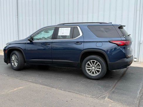 Used 2023 Chevrolet Traverse LT image 2