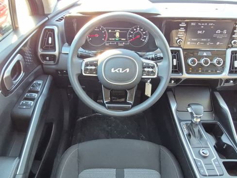 Used 2022 Kia Sorento LX image 9