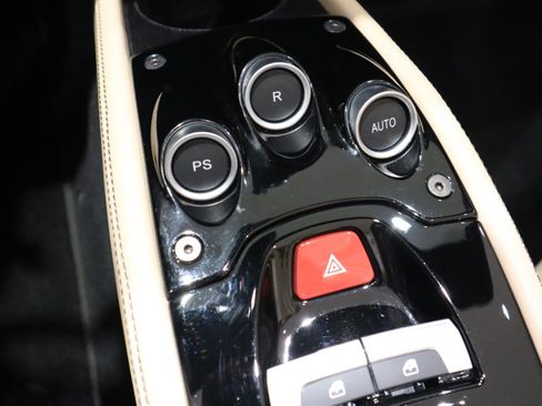 Used 2015 Ferrari 458 Spider image 40