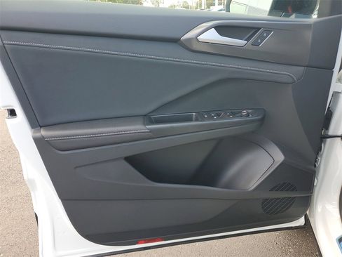 New 2026 Volkswagen Taos SE image 17