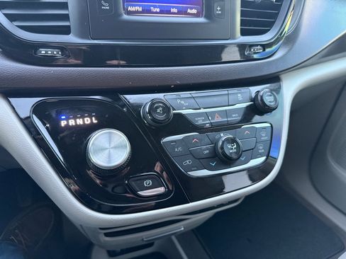 Used 2017 Chrysler Pacifica LX image 31