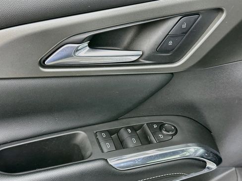 Used 2025 Chevrolet Traverse LT FWD image 15