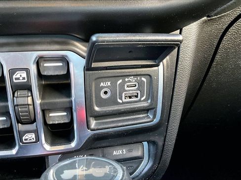 Used 2021 Jeep Wrangler Unlimited Sahara AWD/4WD image 17
