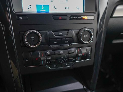 Used 2018 Ford Explorer XLT w/ Equipment Group 202A AWD/4WD image 24