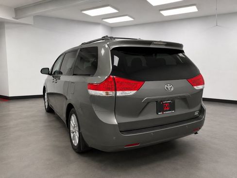 Used 2011 Toyota Sienna XLE w/ Premium Pkg AWD/4WD image 4