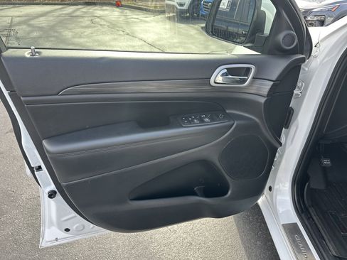 Used 2022 Jeep Grand Cherokee Laredo X image 12