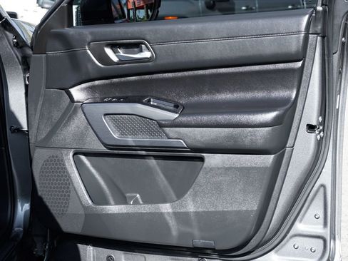 Used 2025 Nissan Pathfinder SL image 41