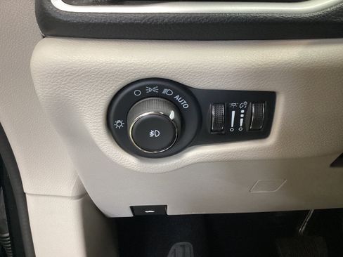 Used 2024 Chrysler Pacifica Limited FWD image 19