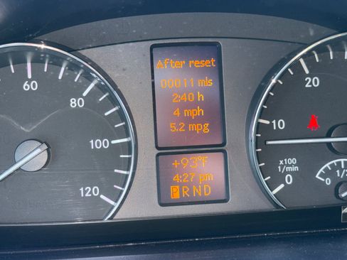 Used 2018 Mercedes-Benz Sprinter 2500 image 11