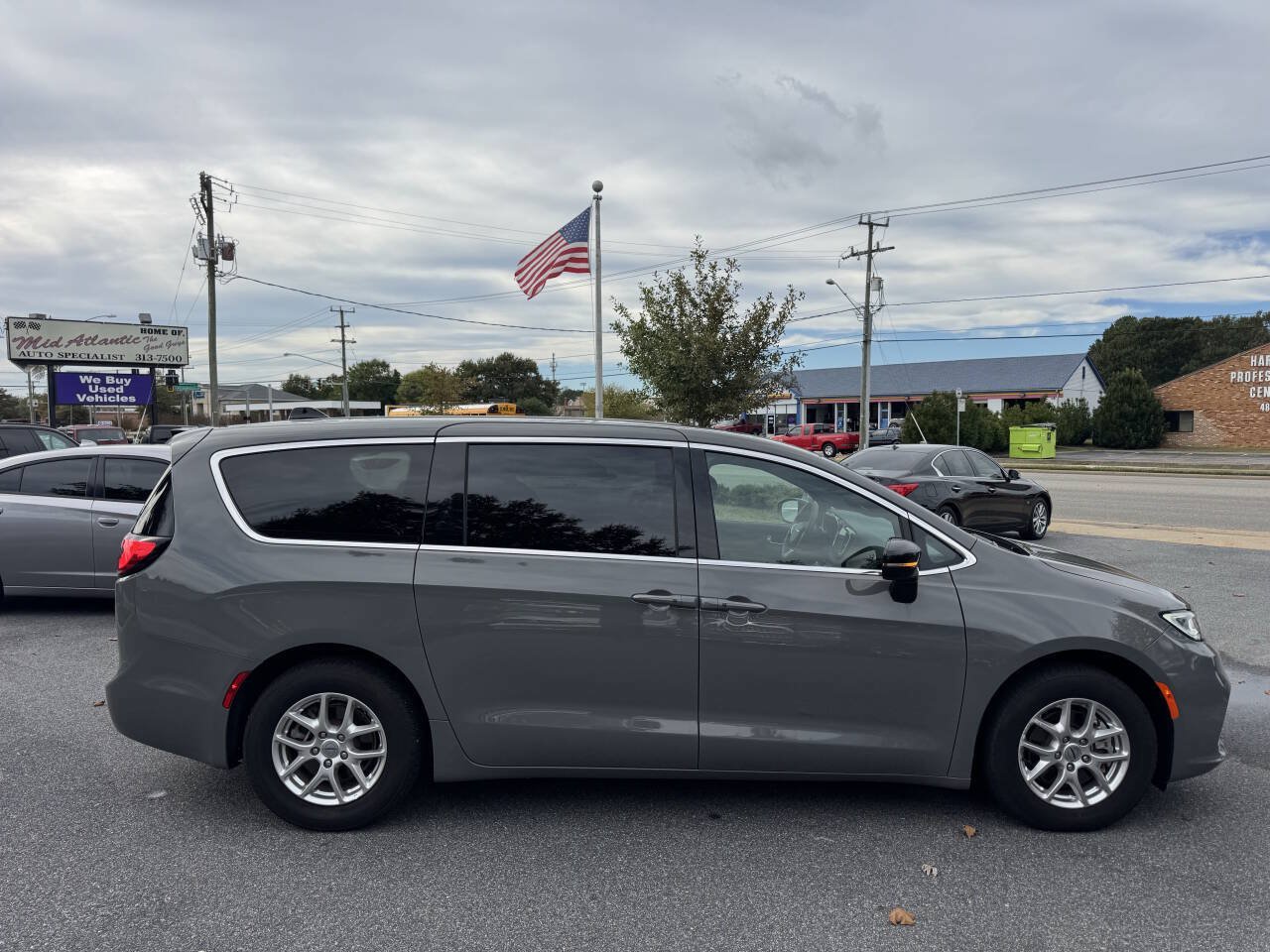 Used 2025 Chrysler Pacifica Select FWD image 4