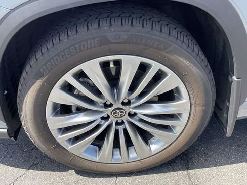 Used 2021 Toyota Highlander Platinum AWD/4WD image 12